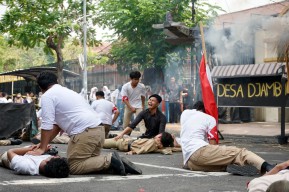 Melihat Aksi Heroik Pahlawan Kemerdekaan dalam Drama Kolosal SMA 2 Surabaya