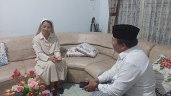 Cabup Hendy Kunjungi TPA Depan Bawaslu Jember, Minta Maaf soal Demo