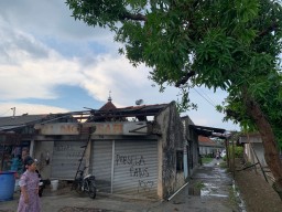 Hujan Angin Terjang Lamongan, Rumah hingga Pasar Rusak