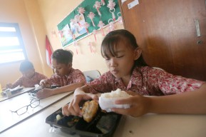 Mendengar Kesiapan Program Makan Bergizi Gratis di Surabaya