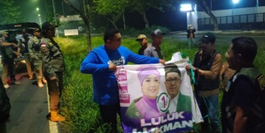 Petugas Gabungan Tertibkan APK di Bangkalan