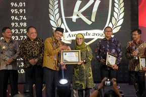 Pemkot Surabaya Raih Predikat Badan Publik Informatif KI Jatim Award 2024