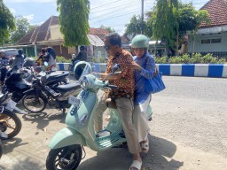 Cabup Ponorogo Ipong Muchlissoni Pilih ke TPS Naik Vespa