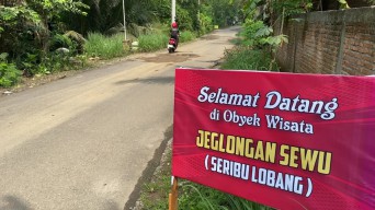 Warga Trenggalek Protes Jalan Rusak: Selamat Datang di Wisata Jeglongan Sewu