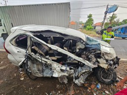 Adu Banteng Mobil Travel Vs Truk di Bangkalan, 2 Orang Luka Parah