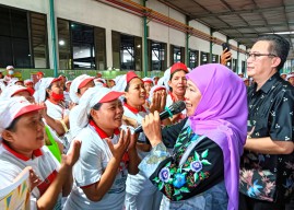 Cagub Khofifah Kunjungi Pabrik Biskuit di Sidoarjo, Ini Janjinya pada Para Buruh