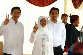 Sambut Kemenangan Pilkada Jatim, Khofifah Nyoblos di TPS 19 Wonocolo Surabaya