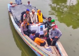 Polisi Kawal Ketat Distribusi Logistik Pilkada Sidaorjo hingga Wilayah Terpencil
