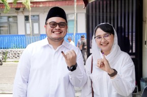 Nyoblos Bareng Istri di TPS 010, Mas Dhito Serahkan Hasil Pilbup Kediri pada Gusti Allah