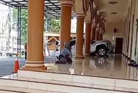 Niat Dipindah ke Tempat Teduh, Mobil Xpander Malah Masuk Masjid di Jember