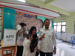 Pak Yes Nyoblos Bareng Keluarga di TPS 004 Banjarmendalan Lamongan
