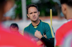 Lawan Persija Jakarta di GBT, Pelatih Persebaya Surabaya Minta Bantuan Bonek