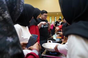 Genjot Kemandirian Usaha, Mas Dhito dan Istri Ajari Ibu-ibu Olah Mangga Podang