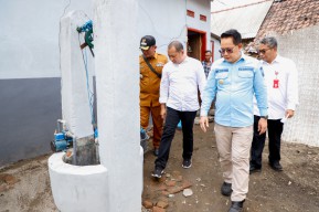 Pj Gubernur Adhy Serahkan Program Perbaikan Rutilahu Warga Tak Mampu di Kediri