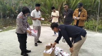 KPU Bangkalan Musnahkan 300 Surat Suara Rusak