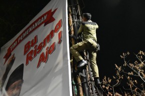 Masa Tenang, APK Calon Kepala Daerah di Surabaya Mulai Dibredel