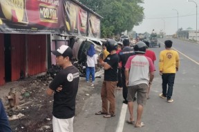Pikap Muat Jeroan Ayam Seruduk Bengkel dan Kios di Ponorogo