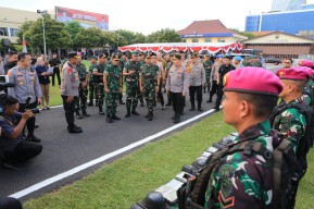 Kapolri dan Panglima TNI Tinjau Kesiapan Pengamanan Pilkada Serentak di Jatim