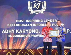 Pj Gubernur Jatim Adhy Dinobatkan jadi Tokoh Keterbukaan Informasi Publik