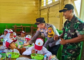 Putra Tukul Arwana Kirim Makanan Bergizi Gratis untuk Sekolah Terpencil di Sidoarjo