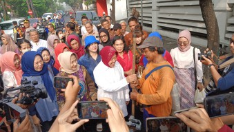 Risma Nyoblos di TPS 16 Surabaya, Ditemani Tetangga Jalan Kaki Sejauh 600 Meter
