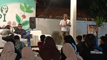 Rocky Gerung Ajak Anak Muda Surabaya Kritis Pilih Pemimpin Jatim