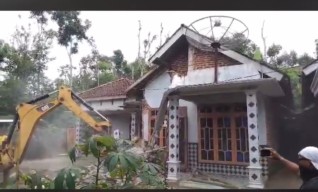 Rumah di Baosan Lor Ponorogo Dirobohkan Alat Berat, Dipicu Masalah Keluarga