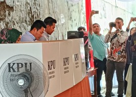 Subandi Nyoblos Bareng Keluarga, Target Menang Pilkada Sidoarjo 75 Persen