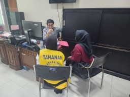 Wanita di Tulungagung Terjerat Pinjol Nekat Gondol Uang Perusahaan