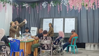 Cagub Jatim Tri Rismaharini Menang Telak di TPS 16 Tempatnya Mencoblos