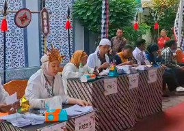 TPS Unik di Sidoarjo, Petugas Kenakan Baju Adat dan Pemilih Dapat Jajanan Jadul