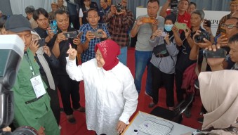 Risma Tidak Pantau Quick Count, Pilih ke Kediri Bertemu Keluarga