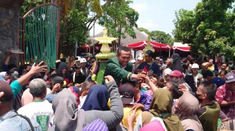 Berebut Tumpeng Hari Jadi Tulungagung, Cewek Ini Malah Kehilangan Handphone