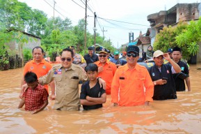Pj Gubernur Jatim Pastikan Kebutuhan Logistik Korban Banjir Pasuruan Terpenuhi
