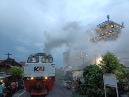 KA Wijaya Kusuma Balik ke Stasiun Wonokromo Surabaya saat Lokomotif Berasap