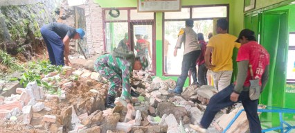 Bangunan SDN 5 Nglebeng Trenggalek Jebol Tertimpa Longsor