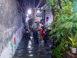 Banjir yang Melanda Perkampungan Bungurasih Sidoarjo Belum Surut