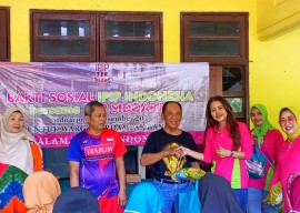 Komunitas Perempuan Sidoarjo Bantu Warga Pepelegi Bersih-bersih Bekas Banjir