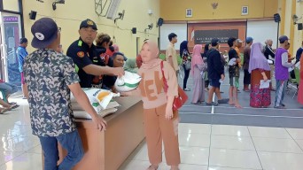 Bulog Salurkan Bantuan Pangan untuk Warga Kediri dan Nganjuk, Persiapan Nataru