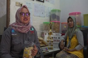 Perjuangan Pelaku UMKM asal Tuban Pasarkan Produk Cemilan ke Luar Daerah