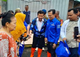 DPD Partai Demokrat Jatim dan Sidoarjo Bagikan 500 Paket Sembako Korban Banjir