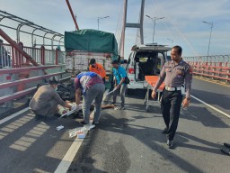 Pemotor Tabrak Truk di Jembatan Suramadu gegara Ngeyel Lewat Jalur Roda 4