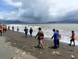 Perahu Dihantam Ombak Pantai Selatan, Nelayan Ambulu Jember Hilang