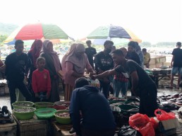 Penuhi Kebutuhan Tahun Baru, Pedagang Datangkan Ikan dari Luar Jember