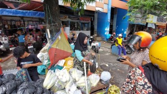 Pedagang Jagung dan Arang di Lamongan Kecipratan Berkah Tahun Baru