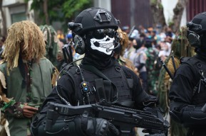 FOTO: Kemeriahan Parade Alutsista Angakatan Laut di Surabaya