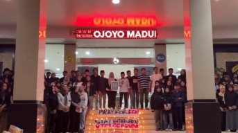 Mahasiswa UTM Gelar Aksi 1000 Lilin untuk EJ, Korban Pembunuhan di Sampang