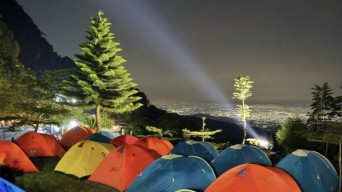 Mas Dhito Pamerkan Eksotisme Lereng Wilis Kediri, Camping dan Menikmati Sego Tiwul