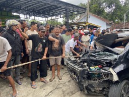 Kecelakaan Adu Banteng Truk dan Xpander di Ponorogo, Sopir Terjepit