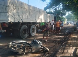 Hindari Jalan Rusak di Jember, Pemotor Tewas Tertabrak Truk